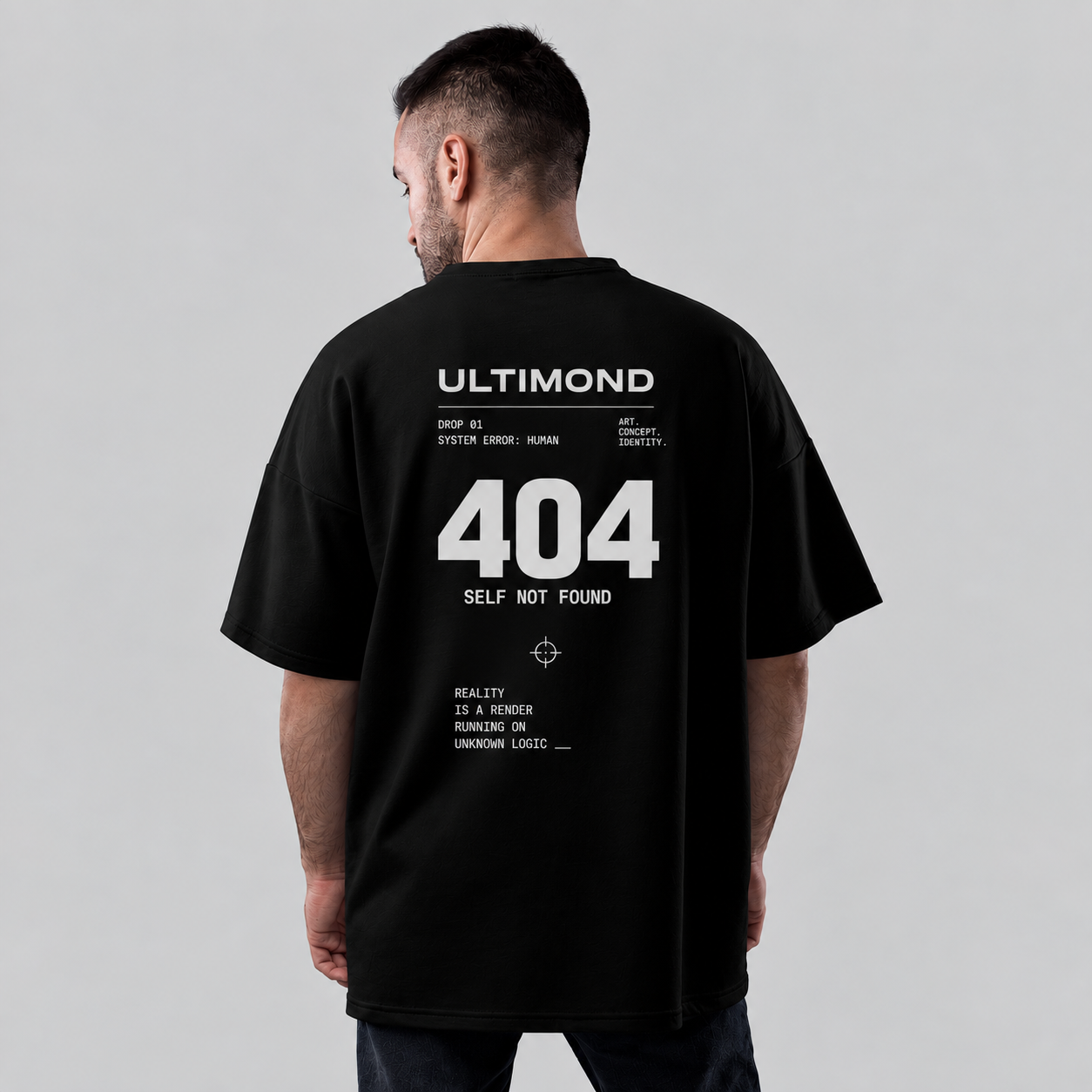 404 HUMAN ERROR — гръб Модел с черна oversize тениска 404 HUMAN ERROR, изглед отзад с голям печат 404