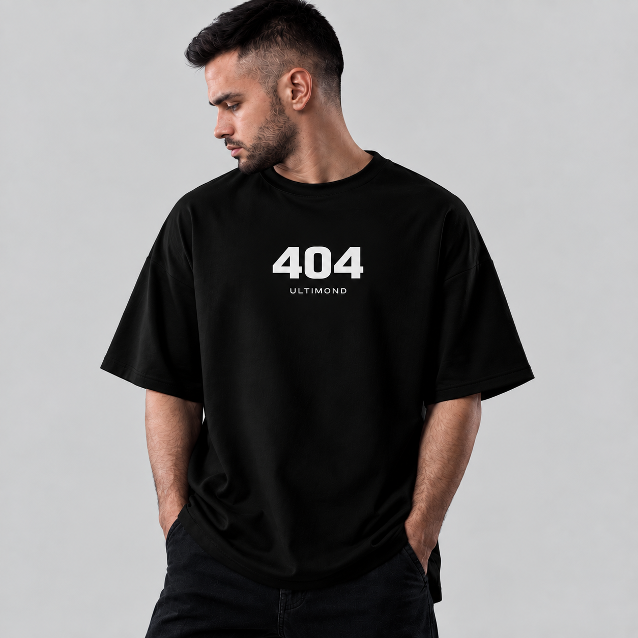 Модел с черна oversize тениска 404 HUMAN ERROR, изглед отпред